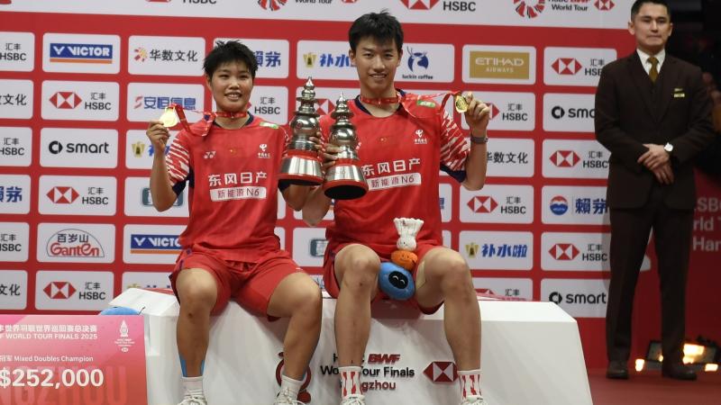 中超赛场争议判罚：VAR判罚引发热议,（中超场上风波再起：VAR判罚成焦点）