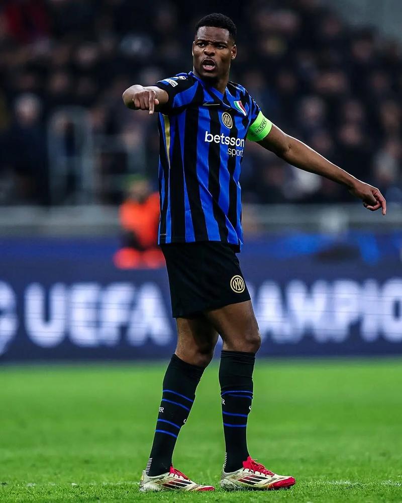 惊天倒钩！官方：蒙铁尔倒钩世界波当选2025普斯卡什奖（年度最佳进球！蒙铁尔倒钩世界波荣膺2025普斯卡什奖）