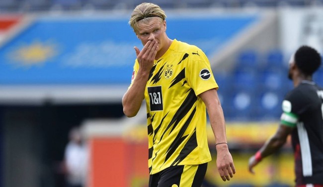 官方：因在诺坎普燃放烟花+投掷物品，法兰克福被罚3.8万欧（官方处罚：法兰克福因诺坎普燃放烟花并投掷物被罚3.8万欧元）