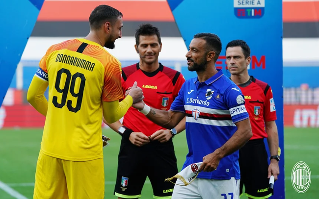 欧冠淘汰赛门票暴涨引发球迷抗议（欧冠淘汰赛票价飙升，球迷群起抗议）