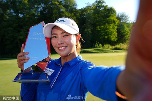 拜仁球迷不顾阻拦和处罚燃放烟火，高层因此在看台上频频摇头（拜仁球迷无视劝阻与处罚燃放烟火，高层在看台连连摇头）